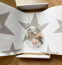 Afbeelding in Gallery-weergave laden, Glazen kerstbal gevuld met droogbloemen
