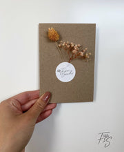 Afbeelding in Gallery-weergave laden, Glazen kerstbal gevuld met droogbloemen